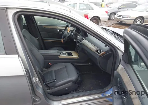 2010 Mercedes-Benz E 550 4Matic z USA, uszkodzony, nr VIN WDDHF9AB0AA190065